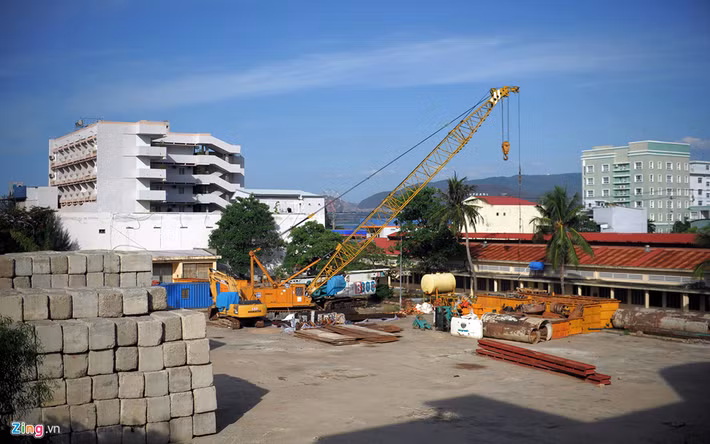 Để sử dụng lô đất này, Vinaminco Khánh Hòa chỉ trả với giá chỉ 11 triệu đồng/m2, trong khi thị trường bất động sản có giá trăm triệu mỗi m2. Ban Bí thư vừa quyết định thi hành kỷ luật bằng hình thức cách tất cả các chức vụ trong Đảng, đối với các ông: Nguyễn Chiến Thắng, Phó bí thư Tỉnh ủy nhiệm kỳ 2010-2015, Chủ tịch UBND tỉnh Khánh Hoà nhiệm kỳ 2011-2016; ông Lê Đức Vinh, Phó bí thư Tỉnh ủy, Chủ tịch UBND nhiệm kỳ 2016-2021 và Phó chủ tịch UBND tỉnh Khánh Hoà nhiệm kỳ 2011-2016; và ông Đào Công Thiên, Phó chủ tịch UBND tỉnh Khánh Hoà nhiệm kỳ 2016-2021. Theo Ban Bí thư, vi phạm của các ông Nguyễn Chiến Thắng, Lê Đức Vinh, Đào Công Thiên là rất nghiêm trọng, cùng với vi phạm của các tổ chức Đảng, cá nhân đã gây hậu quả đặc biệt nghiêm trọng, làm thất thoát rất lớn đất đai, tài sản, ngân sách Nhà nước, ảnh hưởng đến quốc phòng - an ninh, để lại nhiều hệ luỵ khó khắc phục. Trước đó, Ủy ban Kiểm tra Trung ương quyết định thi hành kỷ luật bằng hình thức cảnh cáo đối với ông Trần Sơn Hải, nguyên Phó bí thư Ban cán sự đảng, nguyên Phó chủ tịch UBND tỉnh Khánh Hòa (nghỉ hưu tháng 6/2019). Riêng ông Lê Thanh Quang, Ủy viên Trung ương Đảng, Bí thư Tỉnh ủy Khánh Hòa, có vi phạm, khuyết điểm rất nghiêm trọng. Tuy nhiên, ông Quang đang mắc bệnh hiểm nghèo nên Ủy ban Kiểm tra Trung ương chưa xem xét, xử lý kỷ luật theo quy định.