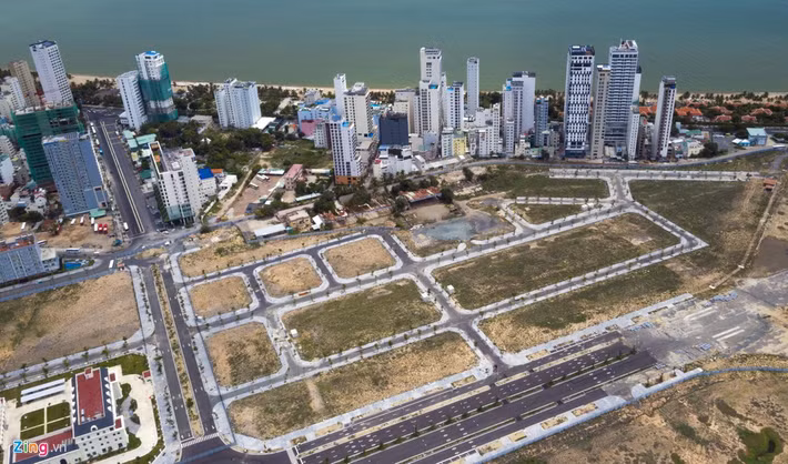 Đổi lại, tỉnh Khánh Hòa sẽ giao một phần đất sân bay Nha Trang sau khi được Bộ Quốc phòng bàn giao. Tuy nhiên, cũng trong năm 2015, Thủ tướng yêu cầu dừng tất cả các dự án trung tâm hành chính tập trung. Dự án BT trung tâm hành chính tại xã Vĩnh Thái tạm ngưng.