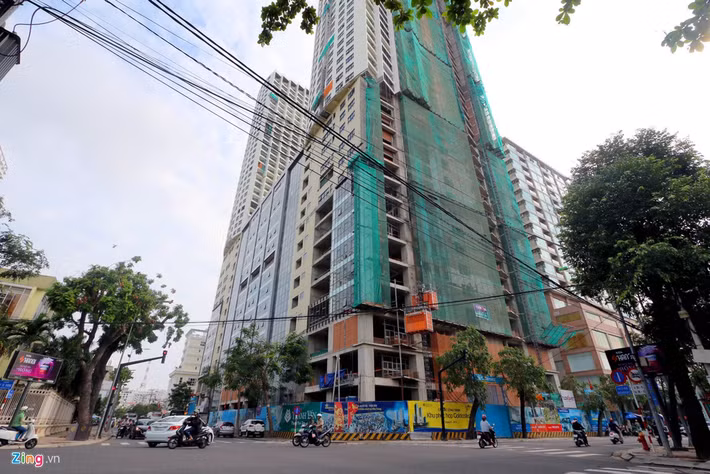 Vào năm 2015, đất ở vị trí Trường Chính trị tỉnh Khánh Hòa có giá không dưới 200 triệu/m2. Tuy nhiên, tỉnh Khánh Hòa chỉ định giá khu đất vàng 2 mặt tiền này khoảng 123 tỷ đồng, số tiền này không đủ để xây trụ sở Trường Chính trị mới.