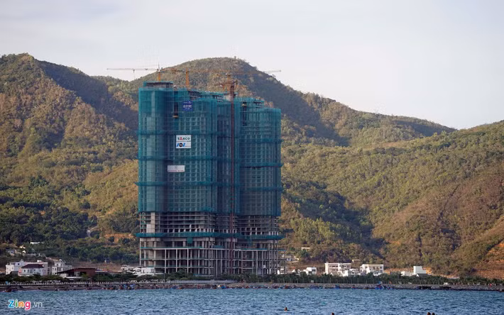 Trong đó, dự án ký túc xá Trường Chính trị tỉnh theo hợp đồng BT đổi 18.000 m2 đất ở thuộc khu C của dự án Trung tâm Bến du thuyền Hoàng Gia, với vốn đầu tư khoảng 64 tỷ đồng. Còn dự án nâng cấp, mở rộng đường Mai Xuân Thưởng được đưa vào sử dụng tháng 6/2014. Tháng 4/2015, UBND tỉnh Khánh Hòa ký hợp đồng BT với Công ty CP khách sạn Bến du thuyền và hoàn vốn khu A, B của dự án Trung tâm Bến du thuyền Hoàng Gia có diện tích 9.800 m2, với giá trị quyết toán 45,5 tỷ đồng. Ảnh: Hiếu Duy.