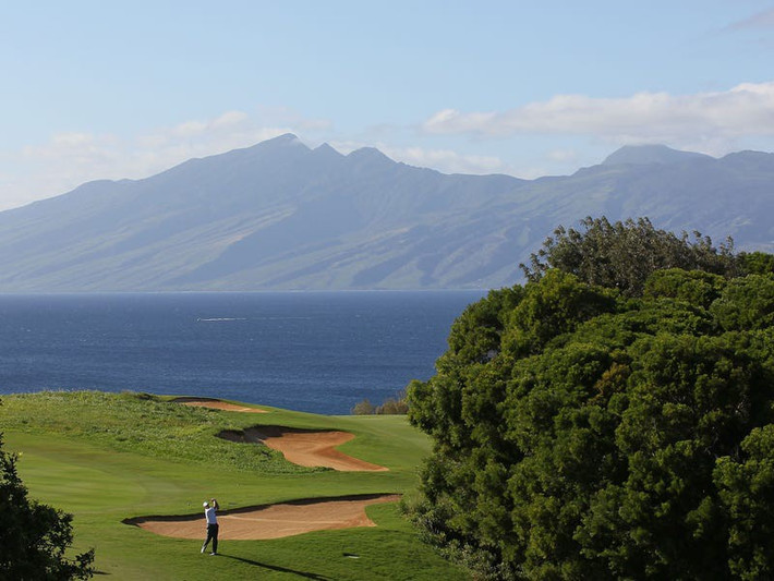 Vị tỷ phú này cũng là một golf thủ chuyên nghiệp. Mỗi mùa hè, ông dành 3 tuần chơi golf ở Hawaii, nơi ông sở hữu 2 sân golf có tổng giá trị 74,1 triệu USD. Ảnh: Getty Images.