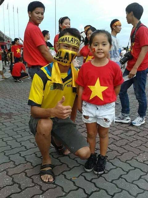 CĐV Malaysia đăng tải bức ảnh chụp chung cùng một fan nhí Việt Nam lên mạng xã hội kèm theo dòng status: Chúng tôi đặc biệt xin lỗi Việt Nam.