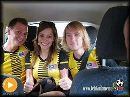 Một fan Malaysia có tên Armyrul Adley đăng tấm ảnh chụp cùng bạn kèm dòng status: "Chúng tôi yêu Việt Nam".