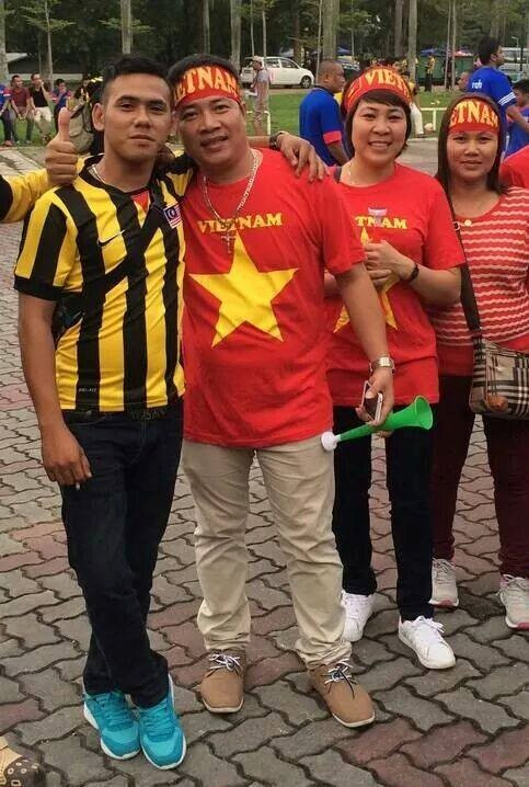 Hình ảnh chụp chung với CĐV Việt Nam được người hâm mộ Malaysia chia sẻ rất nhiều trên các mạng xã hội. Thông qua những bức ảnh này, họ muốn chứng tỏ cho cả thế giới tình cảm của những CĐV Malaysia chân chính dành cho Việt Nam là không nhỏ.