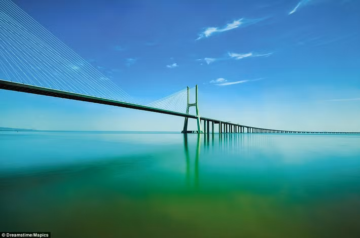  1. Ponte Vasco da Gama - Bồ Đào Nha: Cây cầu dài nhất châu Âu này băng qua cửa sông Tagus để qua Lisbon. Nhịp chính dây văng là 420 m toàn bộ chiều dài cây cầu là hơn 11 km. Cây cầu được thiết kế có thể chịu được một trận động đất lớn và có tuổi thọ khoảng 120 năm.