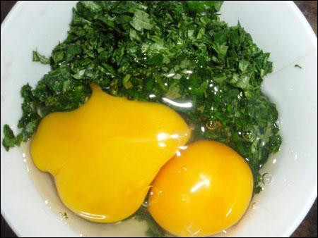 Trứng ngải cứu.