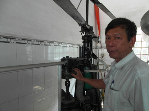 Chiếc máy bay đó, ông chế tạo theo kiểu có hai cánh quạt đồng trục, mỗi cánh có 2 lá, kết cấu đơn giản với động cơ được lấy ra từ chiếc môtô nước có công suất 102 mã lực.