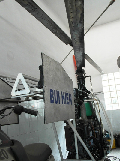 Do hộp số lấy từ ôtô nên ông không dám cho bay thử lâu vì sợ nóng, sẽ không an toàn. Từ đó, ông bắt đầu chế tạo chiếc thứ hai với động cơ chuyên dụng dùng cho máy bay như ở trên.