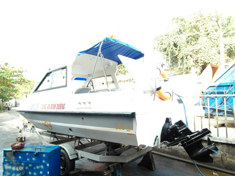 Tuy nổi tiếng với việc chế tạo máy bay trực thăng, nhưng nguồn thu chủ yếu của xưởng là sửa chữa máy thủy của canô, tàu thuyền.