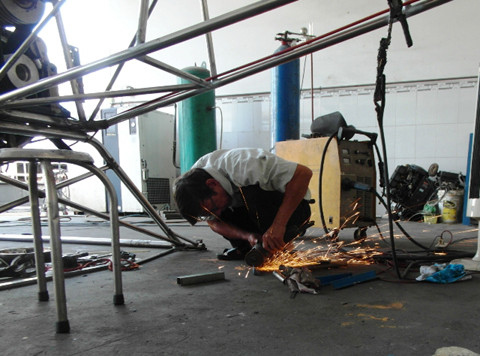 Tuy năm nay đã lục tuần, người thương binh này lại tiếp tục nuôi ước mơ một ngày nào đó, những chiếc máy bay do tự tay ông làm ra sẽ tung cánh trên bầu trời quê hương. Dẫu chặng đường thực hiện mơ ước còn lắm gian truân, nhưng ông vẫn khẳng định “sẽ làm khi nào được thì thôi”.