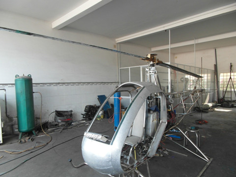 Lần này ông làm cánh quạt hai lá bằng inox.