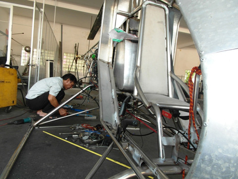 Máy bay sẽ có 1 ghế ngồi để phi công điều khiển với cần điều khiển hộp số, cần điều khiển cân bằng, tốc độ, di chuyển.