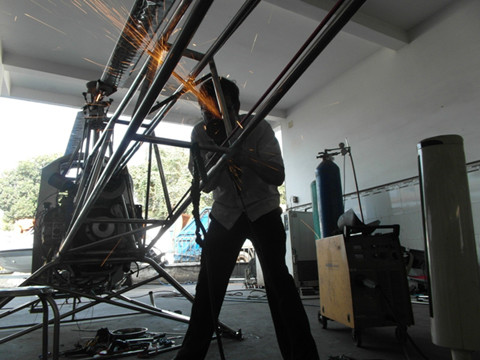 Mấy ngày nay, ông lại cặm cụi để hoàn thiện sản phẩm của mình.