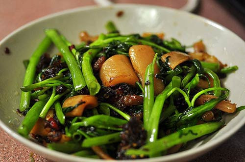 Mực xào rau muống.