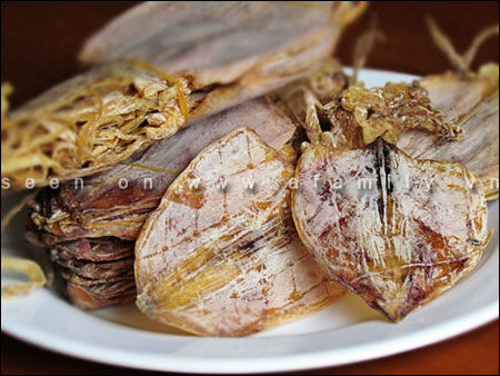Mực khô nướng.