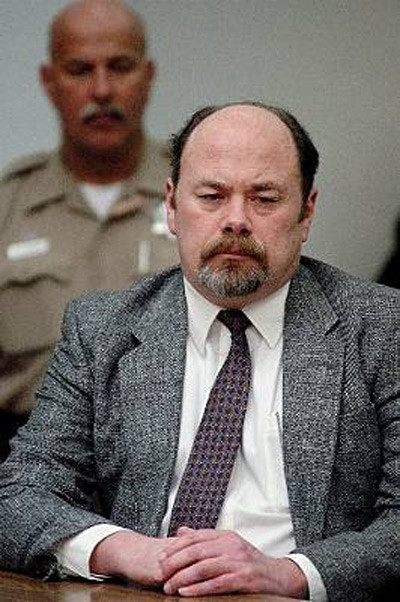 Cảnh sát bắt đầu nghi ngờ khi một người phát hiện David Westerfield đến tiệm giặt khô với đôi chân trần và bộ dạng hốc hác, mang theo 2 chiếc chăn, 2 vỏ gối và một áo khoác. Cảnh sát tạm giam y và giữ ô tô để kiểm tra. Ảnh: David Westerfield.