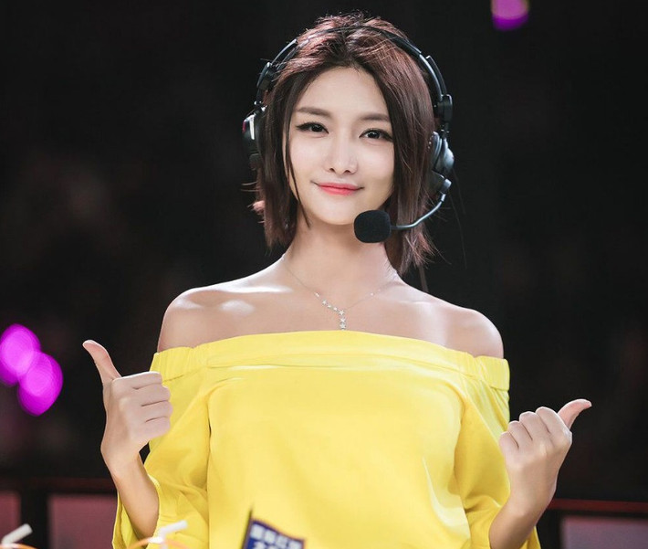 Năm 2010, Miss ký hợp đồng với ứng dụng trực tuyến Huya và bước chân vào lĩnh vựcstreamer. Tính đến hiện tại, cô được xem là nữstreamer toàn năng nhất tại Trung Quốc khi có stream trực tiếp nhiều thể loại games như DOTA, Warcraft, Starcraft, PUGB, LOL... Nhờ vẻ ngoài xinh đẹp, kiến thức chuyên môn vững được tích lũy sau nhiều năm thi đấu eSports chuyên nghiệp, Miss thường được mời dẫn chương trình và bình luận nhiều giải đấu thể thao điện tử ở Trung Quốc.