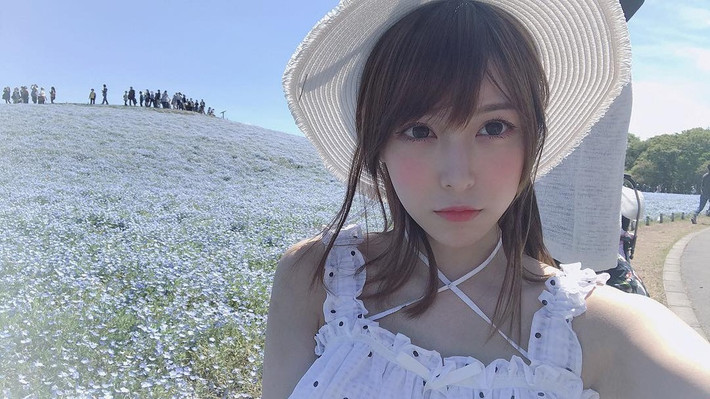 Gương mặt khả ái, trong sáng của nữ game thủ Hong Kongchiếm được cảm tình khán giả, thu về lượng lớn người hâm mộ. Cô được nhận xét vừa có tài vừa có sắc. Trang cá nhân của 9X hiện có gần 130.000 lượt theo dõi. Tuy nhiên, việc được quá nhiều người biết đến cũng khiến cô gặp rắc rối. Tháng 6 vừa qua, Deer Chann bị một fan cuồng tấn công trên phố. Vụ việc khiến người đẹp Hong Kong bị sang chấn tâm lý nhẹ.