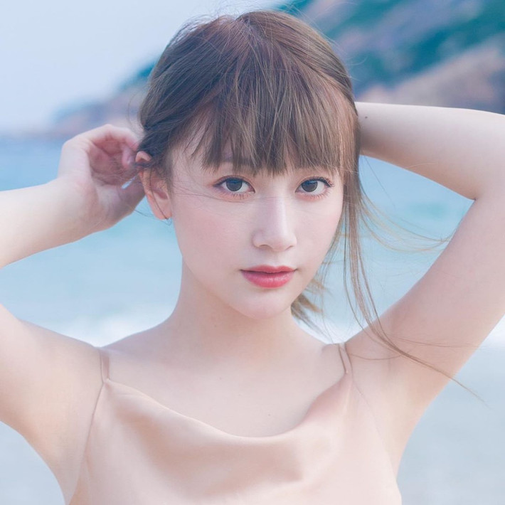  Rose Ma (tên thật là Mã Tuấn Di, sinh năm 1993) từng được mệnh danh là "đóa hướng dương" và "nữ thần mặt trời" của eSports Hong Kong giai đoạn 2012 - 2016. Cô từng là trưởng nhóm của độiGirlsHK Liên Minh Huyền Thoại. Nhờ gương mặt ăn ảnh và thân hình quyến rũ, 9X nhận được nhiều lời mời làm mẫu cho nhiều thương hiệu. Trang cá nhân củaRose Ma hiện có gần 160.000 lượt theo dõi.