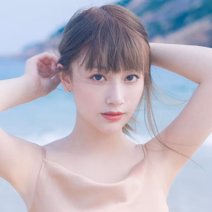  Rose Ma (tên thật là Mã Tuấn Di, sinh năm 1993) từng được mệnh danh là "đóa hướng dương" và "nữ thần mặt trời" của eSports Hong Kong giai đoạn 2012 - 2016. Cô từng là trưởng nhóm của độiGirlsHK Liên Minh Huyền Thoại. Nhờ gương mặt ăn ảnh và thân hình quyến rũ, 9X nhận được nhiều lời mời làm mẫu cho nhiều thương hiệu. Trang cá nhân củaRose Ma hiện có gần 160.000 lượt theo dõi.