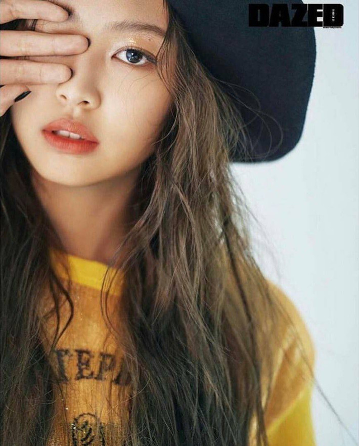 Jennie (Black Pink): Đi ngược lại với chuẩn mực cái đẹp của Kpop, Jennie là một trong những người đẹp hiếm hoi khiến người hâm mộ thay đổi quan niệm về khuôn mặt tròn. Tuy sở hữu gương mặt bầu bĩnh, cô vẫn được công nhận là một trong những idol nữ hàng đầu về nhan sắc.