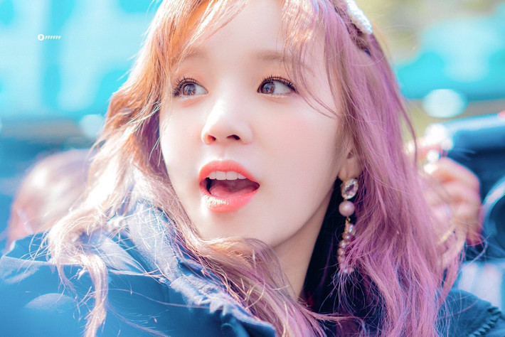 Điểm mạnh trên gương mặt của Yuqi chính là đôi mắt một mí và khuôn miệng trái tim. Nét đẹp tươi sáng, rạng rỡ của nữ ca sĩ khiến người đối diện luôn cảm thấy vui vẻ, thoải mái. Với ngoại hình và tính cách vui tươi, lém lỉnh, Yuqi hiện là thành viên sở hữu lượng fan cả trong và ngoài nước hùng hậu nhất nhì nhóm.