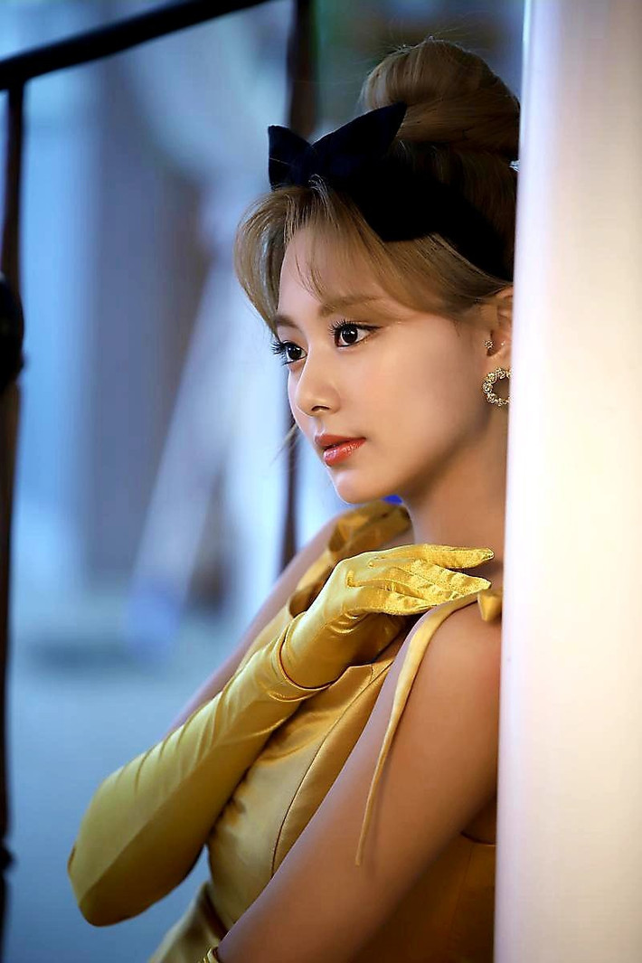 Tzuyu (TWICE): Tzuyu được biết đến là một trong những idol nữ có ngoại hình nổi bật nhất trong dàn thần tượng thế hệ 3 ở Kpop. Nữ idol sinh năm 1999 sở hữu gương mặt khả ái, xinh đẹp đậm chất châu Á. Điểm đặc trưng thu hút của Tzuyu chính là đôi mắt to tròn toát lên vẻ ngây thơ, trong sáng và nụ cười hiền hậu, mang lại thiện cảm cho mọi người xung quanh.