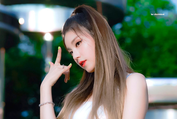 Vẻ đẹp của Yeji được nhận xét mang đậm chất girl crush với đôi mắt mèo sắc sảo và khuôn miệng cười đặc trưng. Nhiều ý kiến cho rằng điểm cuốn hút của trưởng nhóm ITZY chính là sự cộng hưởng giữa vẻ lạnh lùng, khí chất và nét đáng yêu, gần gũi.