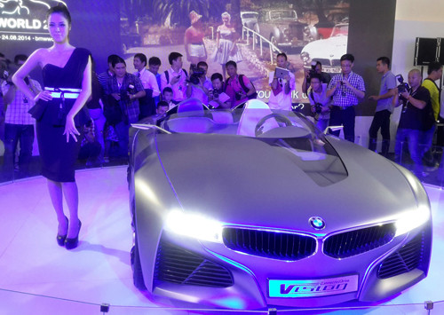 Triển lãm BMW World Vietnam 2014 lần đầu được tổ chức tại Việt Nam, đang diễn ra tại Vincom Mega Mall - Royal City (Hà Nội), thu hút rất nhiều sự quan tâm của báo giới và đông đảo công chúng. BMW mang tới triển lãm lần này rất nhiều mẫu xe sang, trong đó có siêu phẩm xe tương lai BMW Vision Connected Drive. Xe có hệ thống cảm biến tích hợp trong đèn pha và đèn hậu, hỗ trợ người lái giám sát các tình huống giao thông và môi trường bên ngoài.