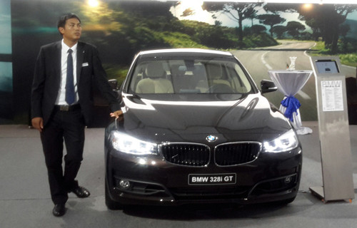 BMW 328i GT thu hút sự chú ý của khách tham quan.