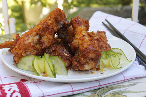 Cánh gá rán giòn sốt sa tế.