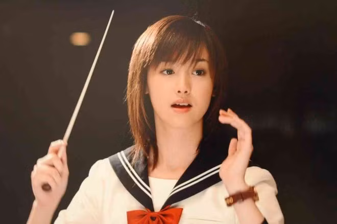 Sự nghiệp của Sawajiri thăng hoa khi cô đóng vai cô bé Aya vui vẻ, không may mắc bệnh hiểm nghèo trong phim Một lít nước mắt. Thành công ngoài mong đợi của bộ phim đã giúp mỹ nhân Nhật Bản một bước thành sao. Cô được mệnh danh là “em gái quốc dân”, “quốc bảo mỹ nữ” và nhận nhiều sự yêu mến của khán giả. Bằng năng khiếu diễn xuất bẩm sinh, Sawajiri tham gia nhiều phim và gặt hái được hàng loạt thành tích, giải thưởng. Tuy nhiên, thành công đến quá sớm khiến mỹ nhân Nhật Bản bị cuốn vào những scandal không đáng có.