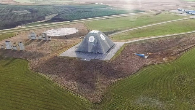 Một phần khu phức hợp Stanley R. Mickelsen, Nekoma, North Dakota. Đây là căn cứ phòng thủ tên lửa đạn đạo đầu tiên của Mỹ. Căn cứ này đi vào hoạt động năm 1975, tuy nhiên, nó bị đóng cửa chưa đầy một năm sau đó vì không hiệu quả.