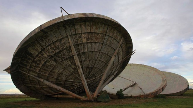 Các ăng ten phát sóng liên lạc vô tuyến tầm xa của quân đội Anh tạiStenigot, Lincolnshire, Anh. Đây là một căn cứ radar của quân đội Anh trong Thế chiến II. Những năm Chiến tranh Lạnh, nó trở thành trạm chuyển tiếp liên lạc cho đến cuối những năm 1980.