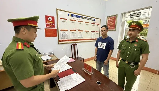 Cơ quan cảnh sát điều tra Công an tỉnh Đắk Lắk tống đạt quyết định khởi tố bị can, bắt tạm giam Tống Minh Hòa(Ảnh: CACC) 1-4047.jpg