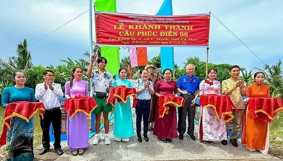 Chính quyền địa phương cắt băng khánh thành Cầu Phúc Điền 58 2.jpg