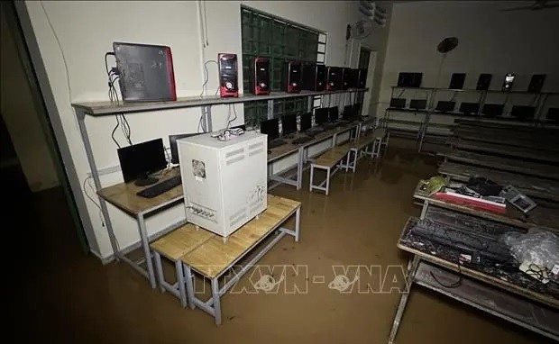 Trong đêm 12/9, nước lũ từ sông Buông dâng cao, tràn vào khuôn viên Trường trung học cơ sở Phước Tân 1 (phường Phước Tân, tỉnh Đồng Nai). Ảnh: TTXVN 1-2315.jpg