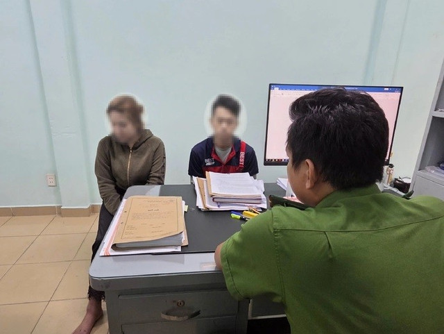 Hai đối tượng tại Công an phường Bến Thành (Ảnh: CACC) 1-2743.jpg
