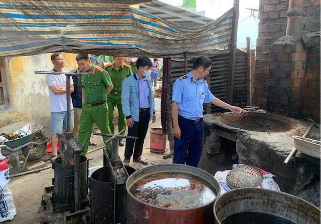 Lực lượng chức năng tỉnh Gia Lai phát hiện 281 kg mỡ động vật bẩn tại nhà bà H. (Ảnh: ĐVCC) 1.jpg