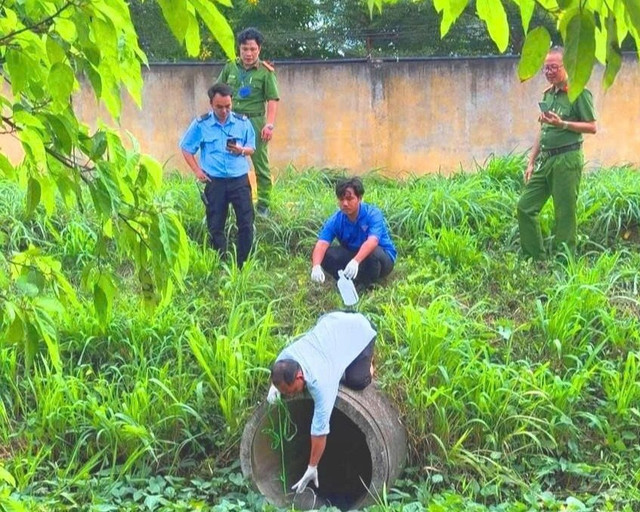 Đoàn kiểm tra thu mẫu nước thải của công ty (Ảnh:ĐVCC) 1-3639.jpg