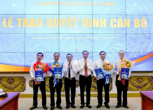 Phó chủ tịch thường trực UBND TP.HCM Nguyễn Văn Thọ, Phó chủ tịch UBND TP.HCM Bùi Minh Thạnh trao quyết định bổ nhiệm trưởng ban và 3 phó trưởng Ban quản lý Khu nông nghiệp công nghệ cao TP.HCM. (Ảnh: Cổng thông tin TP.HCM) 222.jpg