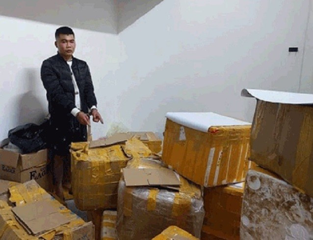Đối tượng Thắng cùng nhiều khẩu súng được thu giữ tại nơi ở trọ. (Ảnh: Công an Gia Lai) 1111.jpg