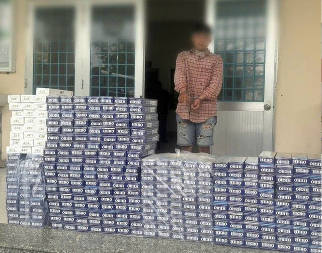 Đối tượng Huỳnh Duy Sang cùng tang vật (Ảnh: CACC) 1-6005.jpg