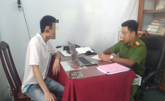 Công an Vĩnh Long làm việc với một trong số 5 công dân. (Ảnh CACC) 111.jpg