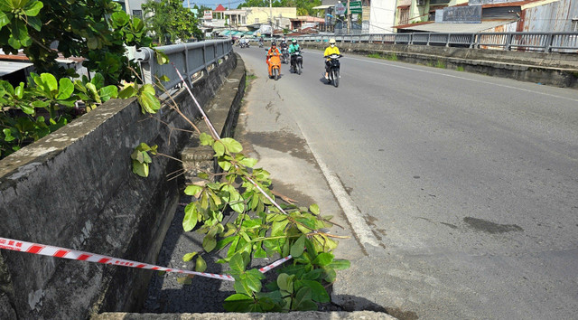 Hố sâu tại dốc cầu Cái Sơn, trên ĐT923 qua phường An Bình, quận Ninh Kiều (TP Cần Thơ) đã được lấp bằng 4m3 đá và bê tông, khắc phục tạm thời để đảm bảo an toàn cho người tham gia giao thông. 1.jpg