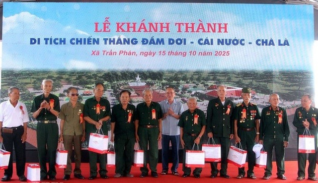 Ban tổ chức tặng quà tri ân các nhân chứng lịch sử, cựu chiến binh 1-8689.jpg