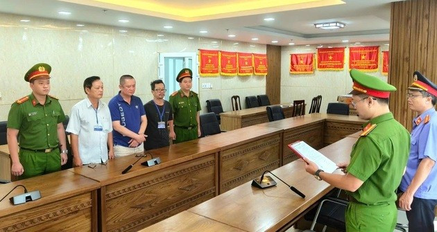 Cơ quan điều tra tống đạt các quyết định khởi tố đối với ba bị can. (Ảnh: CACC) 1.jpg
