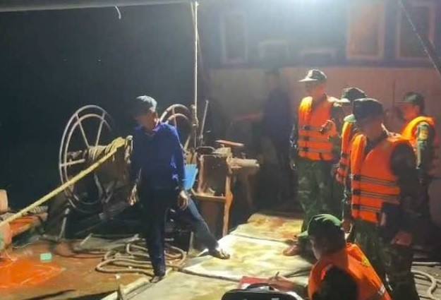 Lực lượng bộ đội biên phòng phát hiện hai tàu đánh cá sai quy định 1-965.jpg