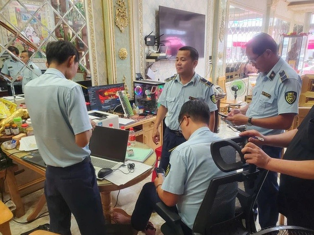 Đội Quản lý thị trường số 1 thuộc Chi cục Quản lý thị trường tỉnh Gia Lai tiến hành kiểm tra đột xuất hiệu vàng T.T (Ảnh: ĐVCC) 1-3771.jpg