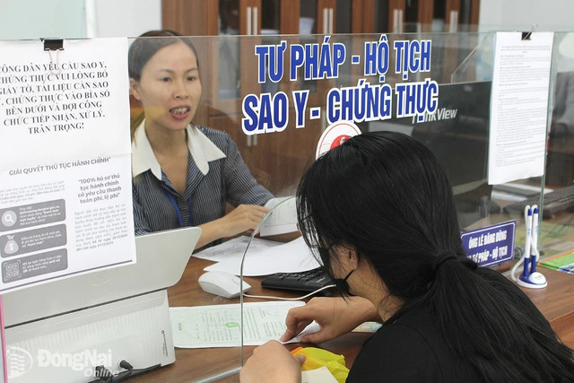 Cán bộ, công chức Trung tâm Phục vụ hành chính công phường Phước Tân, thành phố Biên Hòa, giải quyết thủ tục hành chính cho người dân. Ảnh:H.Thảo 3.jpg